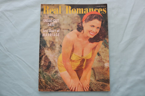 1952 FEBRUARY REAL ROMANCES MAGAZINE - CAROLYN WYNN COVER - E 26710