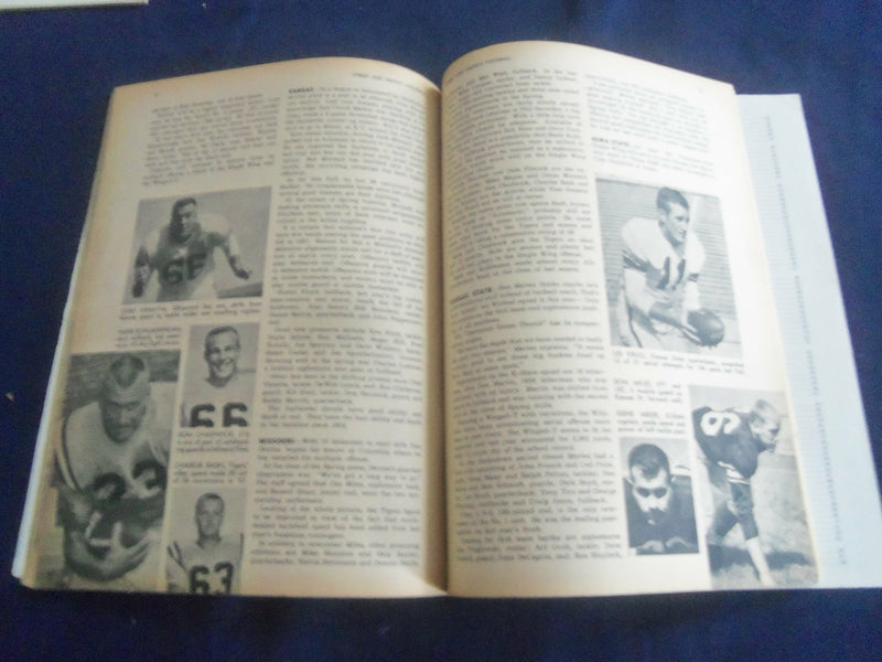 1958 STREET AND SMITH'S FOOTBALL MAGAZINE - BOB WHITE OF OHIO STATE - ST 659Y