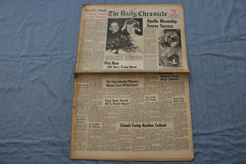 1966 FEB 26 THE DAILY CHRONICLE NEWSPAPER - APOLLO MOONSHIP SUCCESS - NP 8500