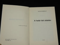 1985 A HATAR KET OLDALAN SOFTCOVER BOOK BY SIGNED SOZAN MIHALY - J 6916