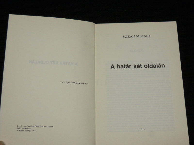1985 A HATAR KET OLDALAN SOFTCOVER BOOK BY SIGNED SOZAN MIHALY - J 6916