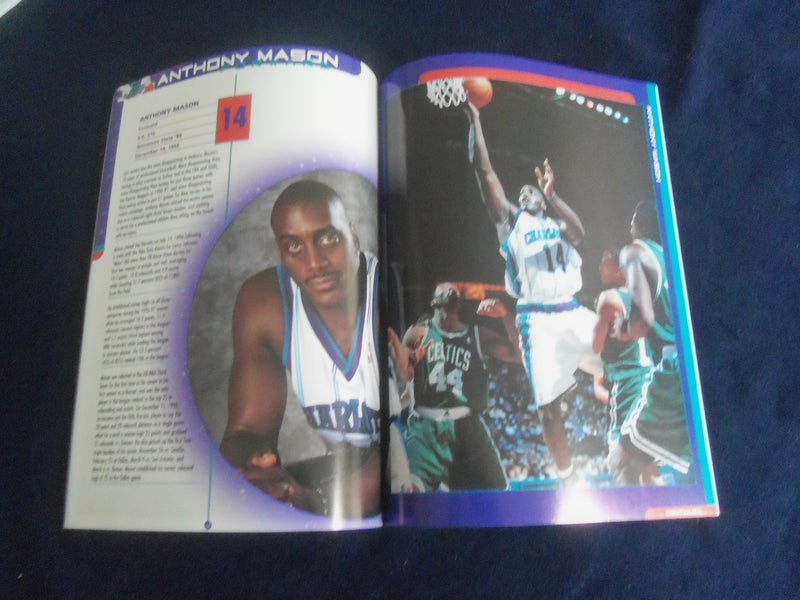1999-2000 CHARLOTTE HORNETS YEARBOOK - ST 7127