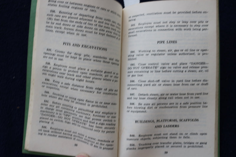 1967 JUNE CHICAGO AND NORTH WESTERN RAILWAY SAFETY RULES - SOFTCOVER - K 1472