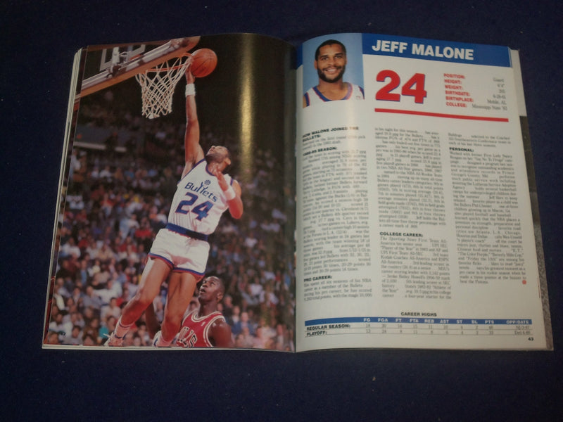 1989-1990 WASHINGTON BULLETS YEARBOOK - ST 6534