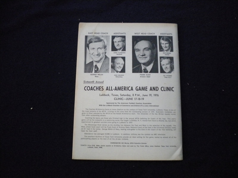 1976 AMERICAN FOOTBALL COACHES ASSOCATION MAGAZINE - EDDIE ROBINSON - SP 3625U