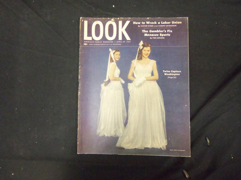 1947 APRIL 29 LOOK MAGAZINE - BAKER TWINS CAPTURE WASHINGTON - ST 2805