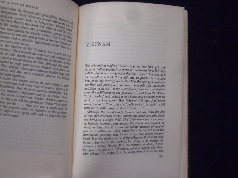 1967 TO SEEK A NEWER WORLD HARDCOVER BOOK BY ROBERT F. KENNEDY - KD 8677