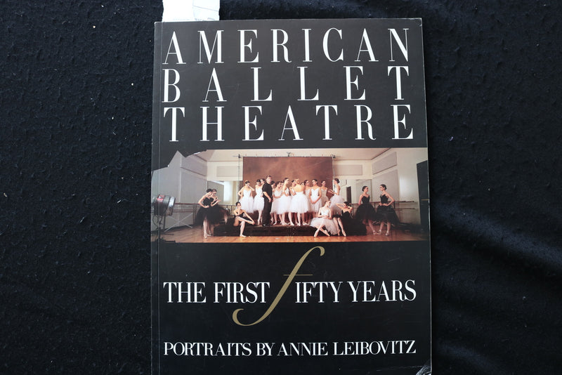 1989 AMERICAN BALLET THEATRE SOFTCOVER BOOK - PORTAITS BY ANNIE LEBOVITZ- K 2314