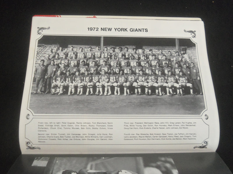 1973 SPORTS FOCUS FOOTBALL ISSUE - NEW YORK GIANTS - B 6348Q