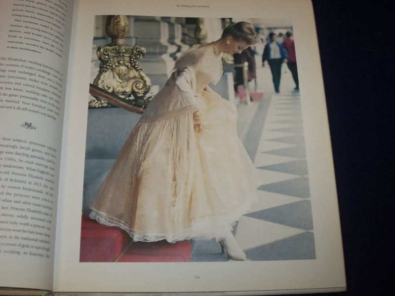 1993 THE WEDDING DRESS BOOK BY MARIA MCBRIDE-MELLINGER - GREAT PHOTOS - KD 2736