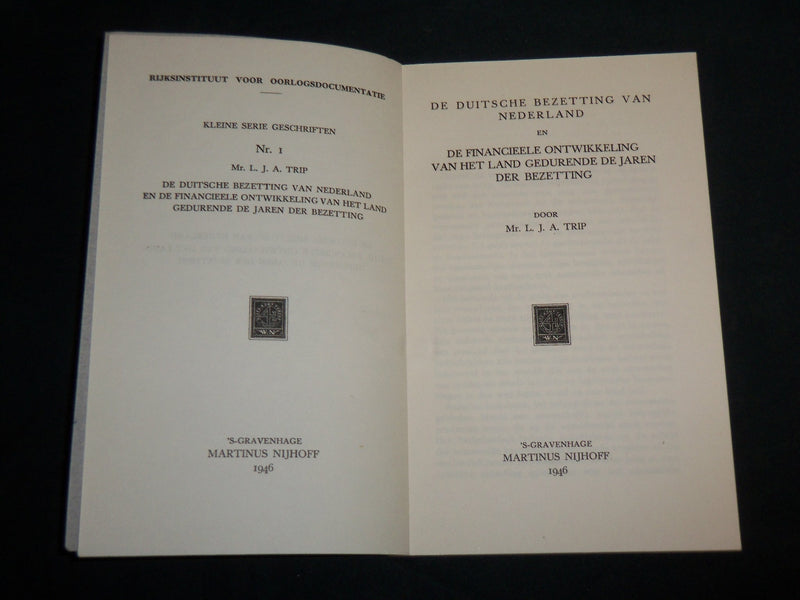 1946 DE DUITSCHE BEZETTING VAN NEDERLAND SOFTCOVER BOOK BY L. J. A. TRIP- J 6826