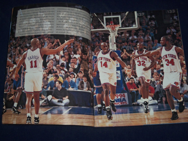 1994-1995 NEW YORK KNICKERBOCKERS OFFICIAL YEARBOOK - GREAT PHOTOS - J 391