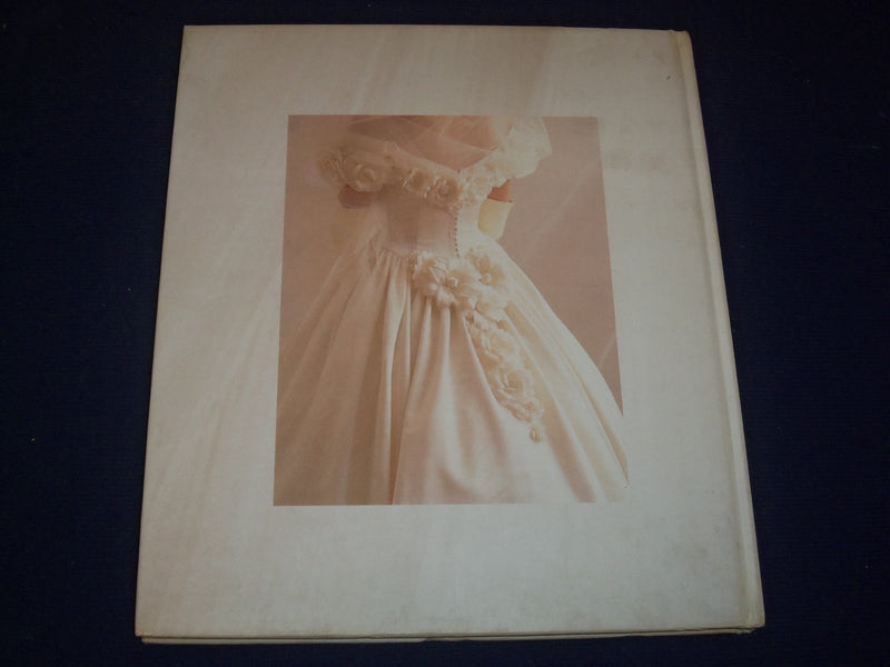 1993 THE WEDDING DRESS BOOK BY MARIA MCBRIDE-MELLINGER - GREAT PHOTOS - KD 2736
