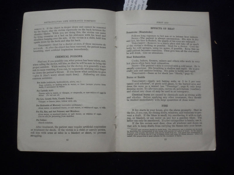 1930'S FIRST AID SOFTCOVER BOOK - METROPOLITAN LIFE INSURANCE COMPANY - J 9629
