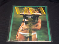 1974 OCTOBER VIVA MAGAZINE - WOMEN'S INTERNATIONAL FRONT COVER - E 4200