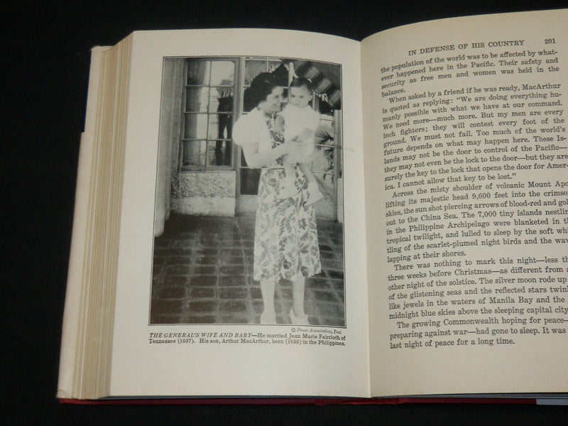 1942 GENERAL DOUGLAS MACARTHUR FIGHTER FOR FREEDCOM BOOK BY MILLER - KD 6544