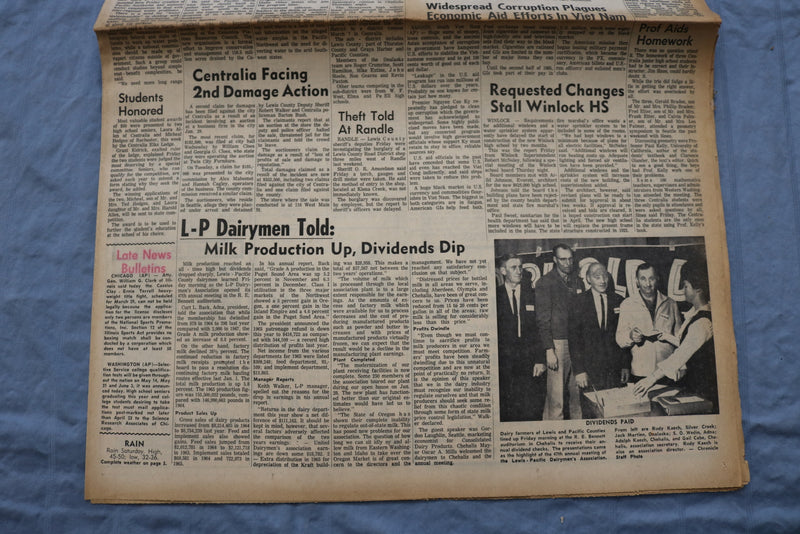 1966 FEB 25 THE DAILY CHRONICLE NEWSPAPER - AMERICAN GI'S SALUTED - NP 8499