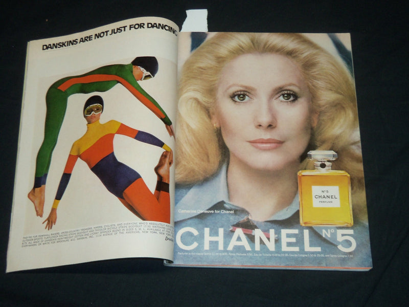1975 OCTOBER GLAMOUR MAGAZINE - BEVERLY JOHNSON COVER - FASHION - J 5557