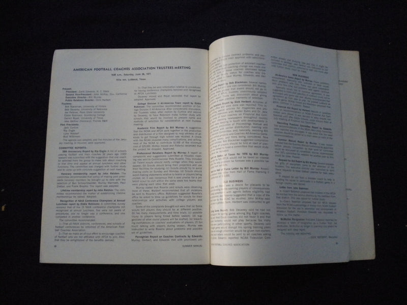 1971 AMERICAN FOOTBALL COACHES ASSOCATION MAGAZINE - SUMMER MANUAL - SP 3625P