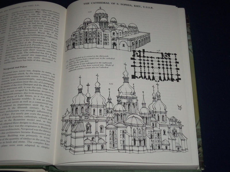 1974 THE ARCHITECTURE OF EUROPE BOOK BY DOREEN YARWOOD ILLUSTRATIONS - KD 1908
