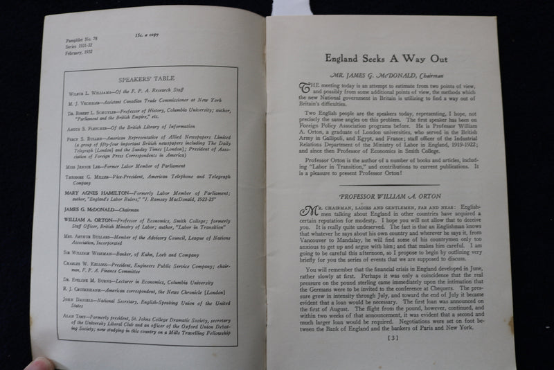 1932 JANUARY 9 ENGLAND SEEKS A WAY OUT SOFTCOVER BOOKLET - K 1577