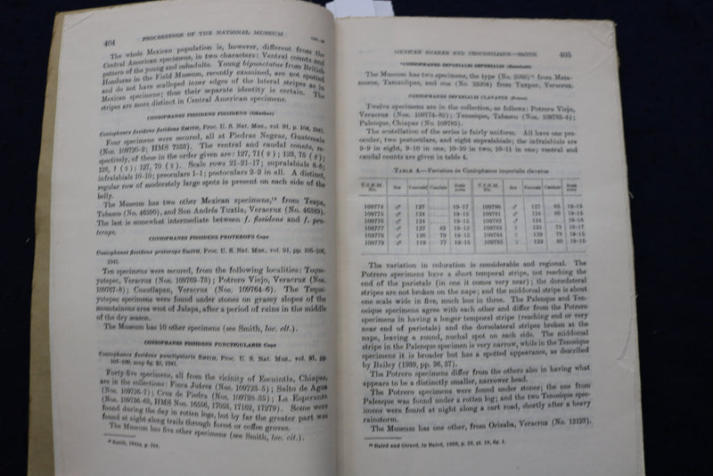 1943 COLLECTIONS OF SNAKES AND CROCODILIANS SOFTCOVER BOOK BY H. SMITH - K 919