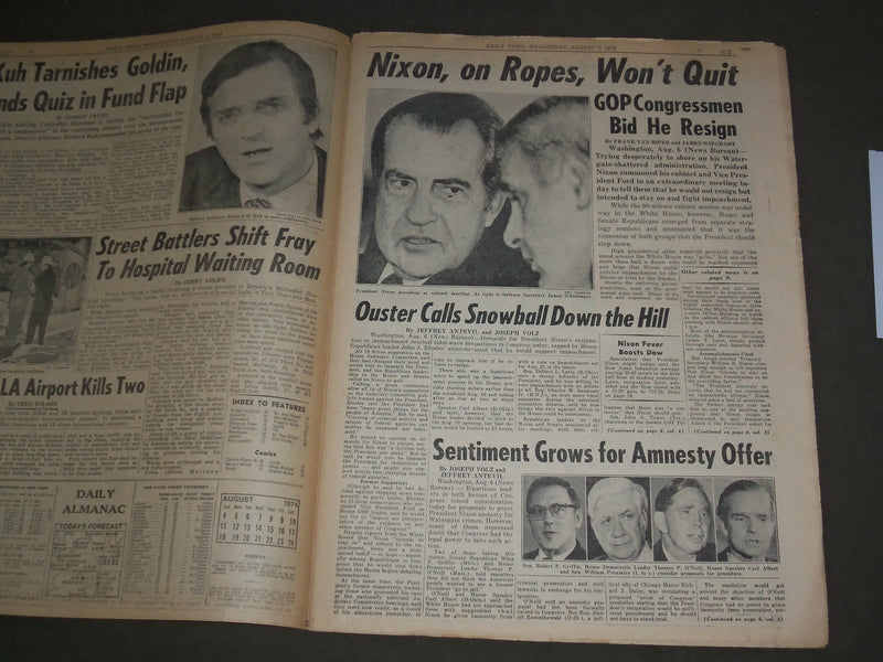 1974 AUGUST 7 NEW YORK DAILY NEWS - NIXON VOWS HE WON'T QUIT - NP 3043