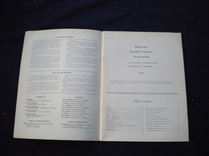 1977 AMERICAN FOOTBALL COACHES ASSOCATION MAGAZINE - BEN MARTIN - SP 3625V