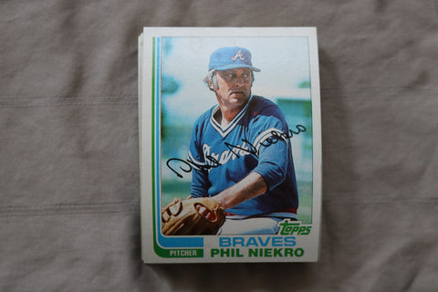 PHIL NIEKRO 1982 TOPPS BASEBALL CARDS - CARD #185 - NM-MT - LOT OF 30 - #86