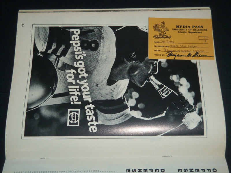 1982 SEPTEMBER 25 DELAWARE VS. PRINCETON FOOTBALL PROGRAM & MEDIA KIT - J 4136