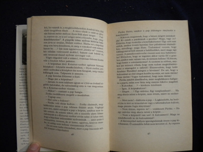 1983 KIVUL ES BELUL HARDCOVER BOOK BY GALGOCZI ERZSEBET - HUNGARIAN - KD 8085