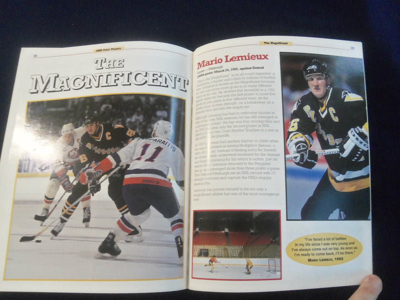 1993 HOCKEY SUPERSTARS 1000 POINT PLAYERS MAGAZINE - KIDS CAN PRESS - F 254V