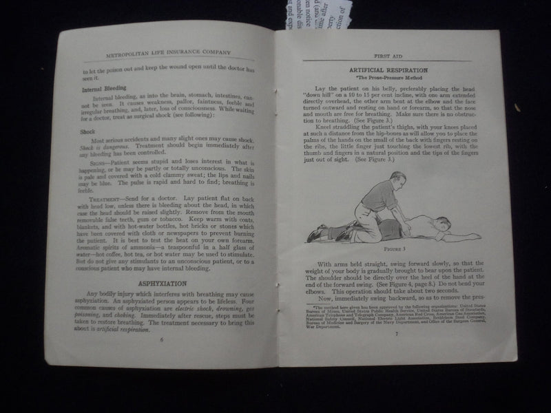 1930'S FIRST AID SOFTCOVER BOOK - METROPOLITAN LIFE INSURANCE COMPANY - J 9629
