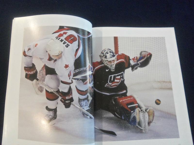 2002 GOLDEN GLORY MAGAZINE - A CELEBRATION OF CANADA'S OLYMPIC TRIUMPH - F 254N