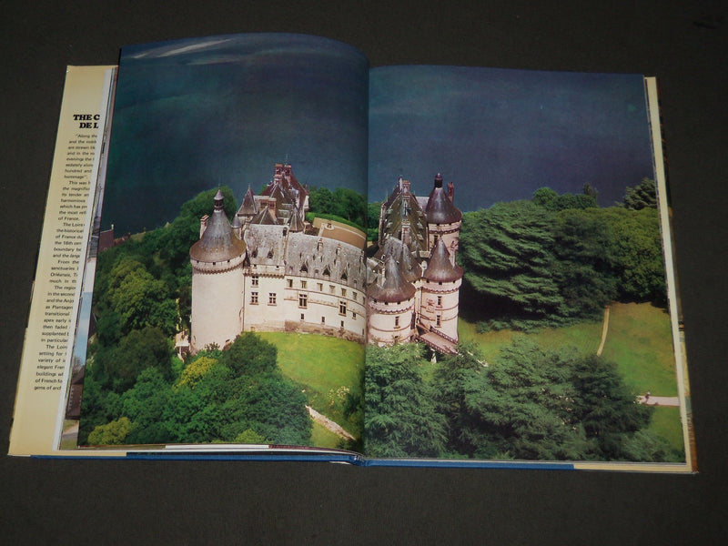 1981 THE CHATEAUX DE LALOIRE BY JANINE ET PIERRE SOISSON HARDCOVER BOOK - I 1612