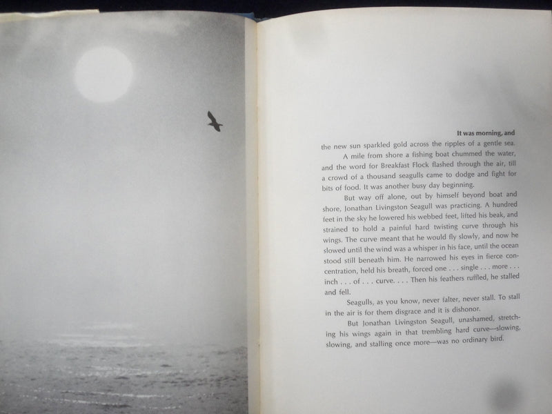 1970 JONATHAN LIVINGSTON SEAGULL HARDCOVER BOOK BY RICHARD BACH - KD 9025