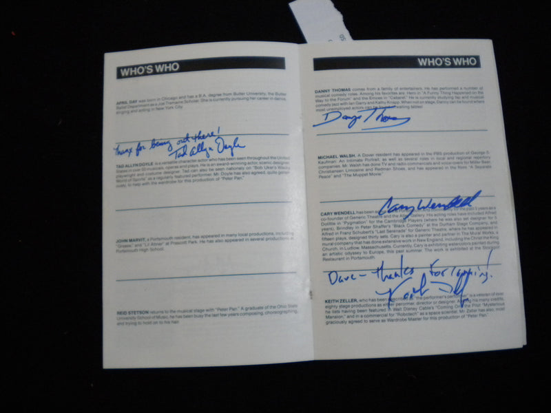 1985 PETER PAN THEATRE PROGRAM - NEHEMIAH PERSOFF + 13 OTHER SIGNATURES - J 8286