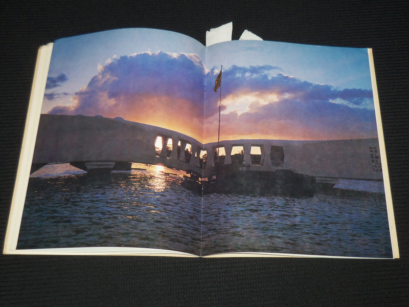 1981 PEARL HARBOR AND THE USS ARIZONA MEMORIAL PICTORIAL HISTORY BOOK - J 9907