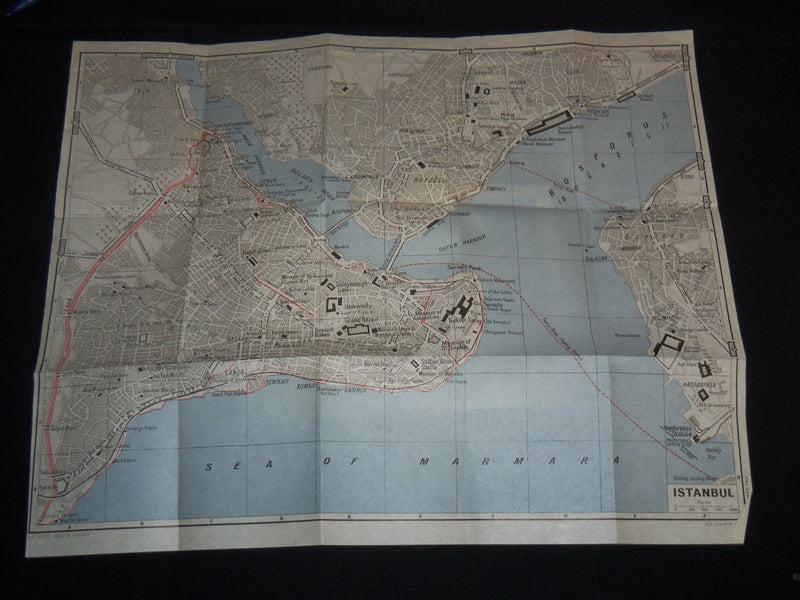 1961 ISTANBUL AND ENVIRONS HACHETTE WORLD GUIDE - SOFTCOVER - J 9290