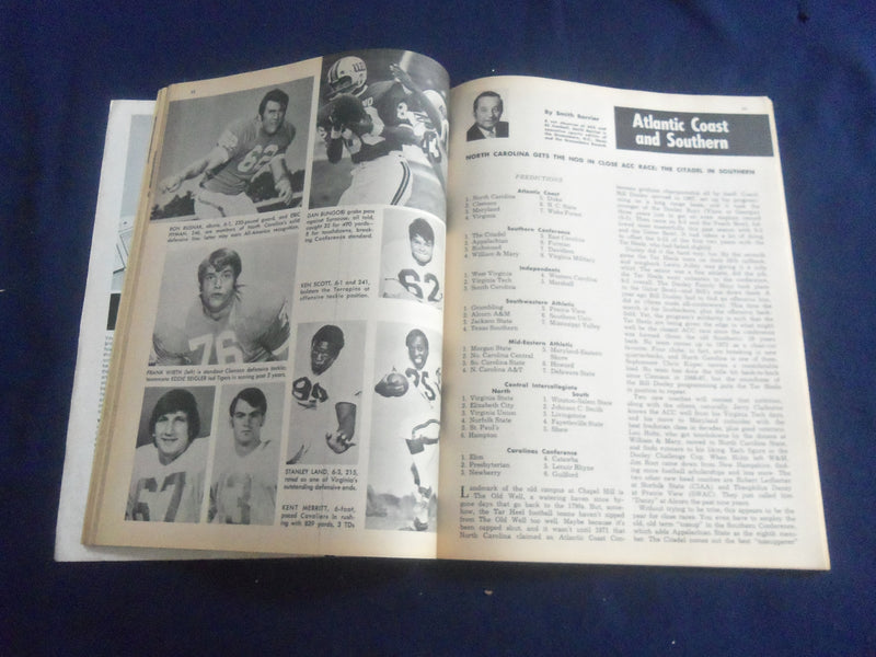 1972 STREET AND SMITH COLLEGE FOOTBALL MAGAZINE - SP 6481G