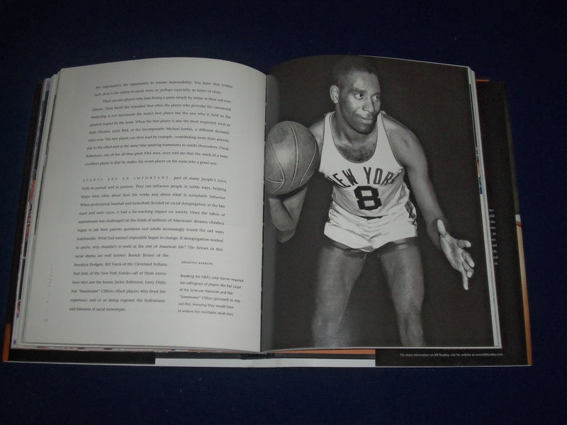 1998 VALUES OF THE GAME BOOK BY BILL BRADLEY - SIGNED - PHOTOS - KD 1490
