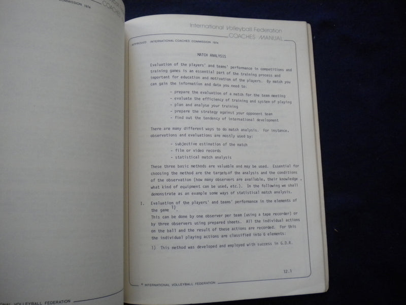 1979 INTERNATIONAL VVOLLEYBALL FEDERATION COACHES MANUAL SOFTCOVER - KD 8009