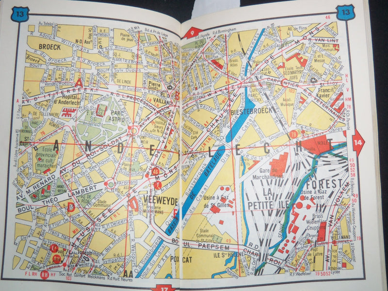 1960'S BRUXELLES POCKET GUIDE - ENGLISH & FRENCH TEXT - 32 MAPS - J 9292