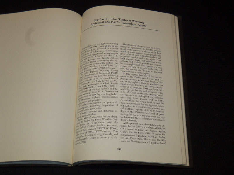1965 HEAVY WEATHER GUIDE BOOK BY CAPTAIN EDWIN T. HARDING & KOTSCH - KD 4585M