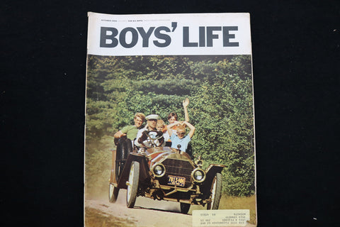 1966 OCTOBER BOYS' LIFE MAGAZINE - PEOPLE IN A CAR COVER - E 9958