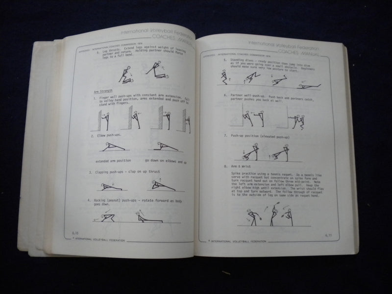 1979 INTERNATIONAL VVOLLEYBALL FEDERATION COACHES MANUAL SOFTCOVER - KD 8009