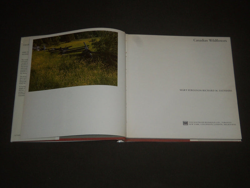 1976 CANADIAN WILDFLOWERS BY FERGUSON & SAUNDERS HARDCOVER BOOK - I 1093