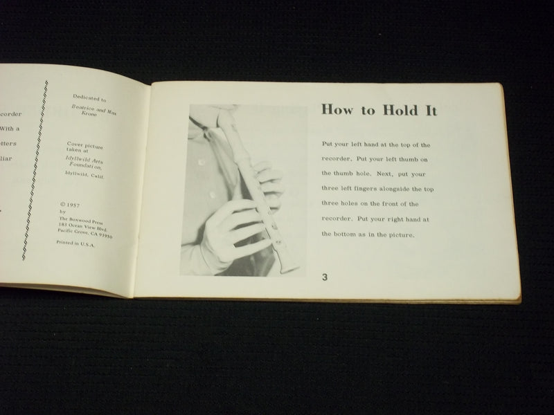 1957 RECORDER FINGERING SOFTCOVER BOOK BY PATTY GROSSMAN - J 7132
