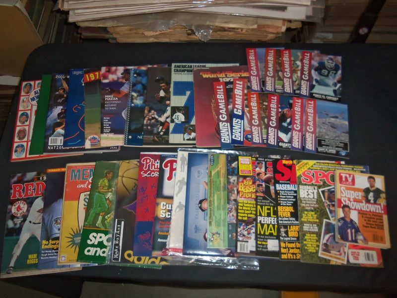 1972-2003 SPORTS MAGAZINES - YANKEES-RED SOX-PHILLIES-METS - LOT OF 35 - O 1895B