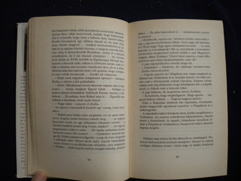 1983 KIVUL ES BELUL HARDCOVER BOOK BY GALGOCZI ERZSEBET - HUNGARIAN - KD 8085